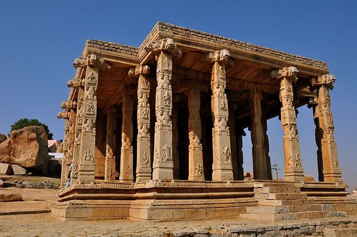 श्री. कडलेकालू गणेश मंदिराचे खांब 