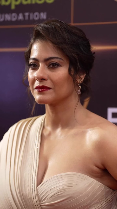 MILF KAJOL DEVGAN ENCHANTING CLEAVAGE SHOW AT EVENT
