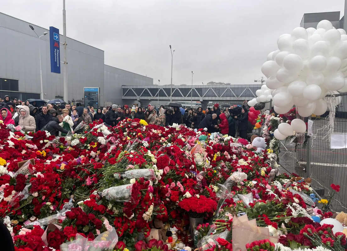 Luto en Rusia: Frente a la sala calcinada se depositan flores y peluches