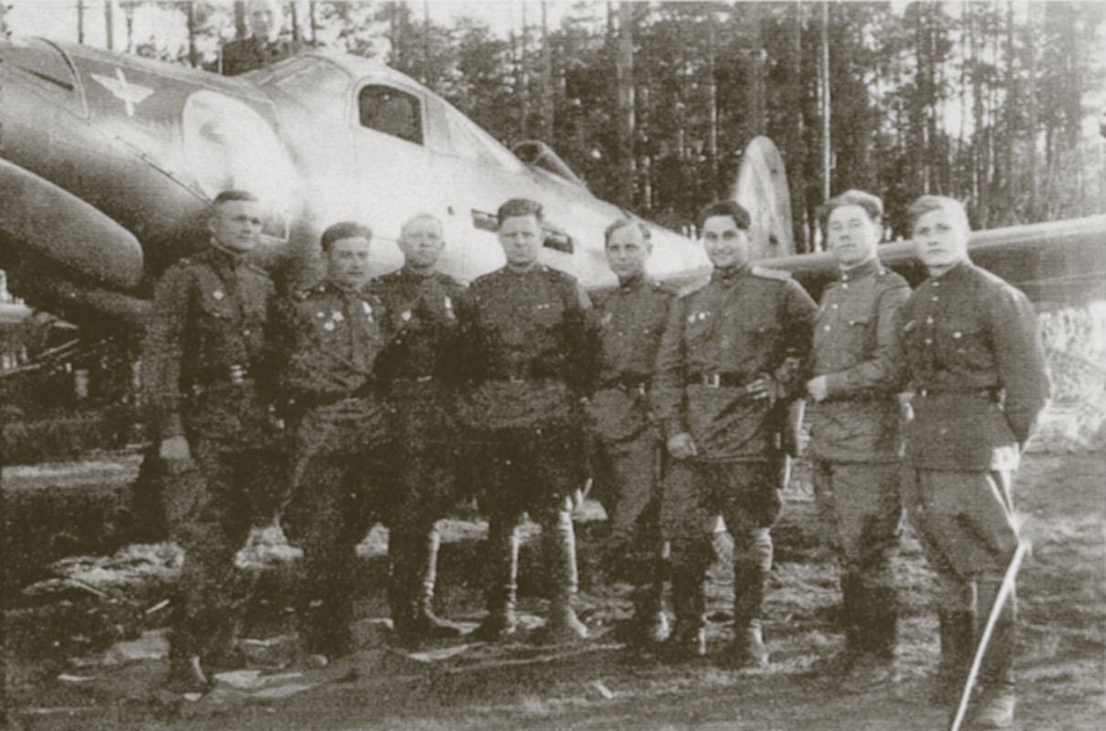 Bell-P-39N-Airacobra-129GvIAP-205IAD-Red-30-ace-Vasily-Pavlovich-Vysotsky-Ukrainian-Front-1944-01