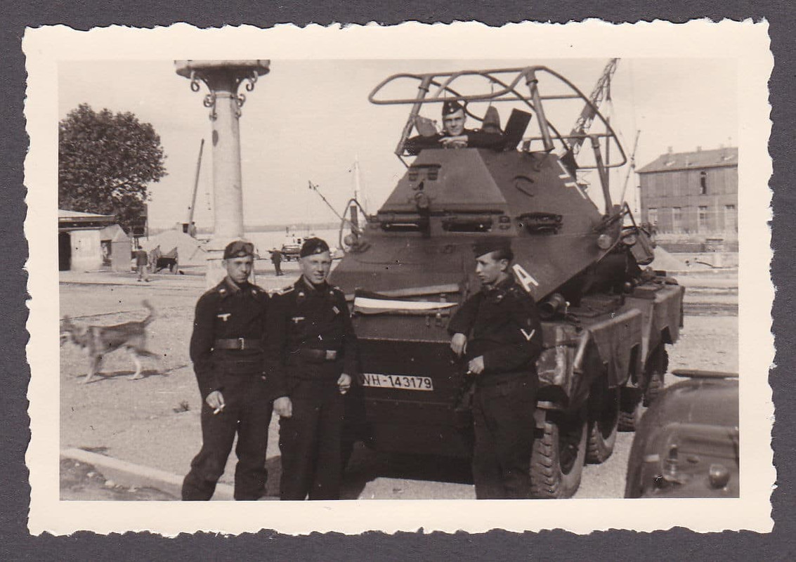 Foto 2.WK.Kameraden vor Panzerspähwagen Sd.Kfz. 