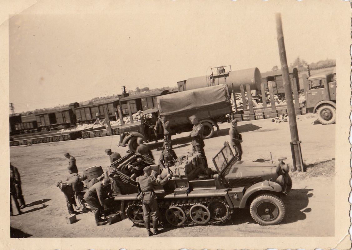 Wehrmacht leichte Halbketten-Zugmaschine & franz. Ketten-Anhänge