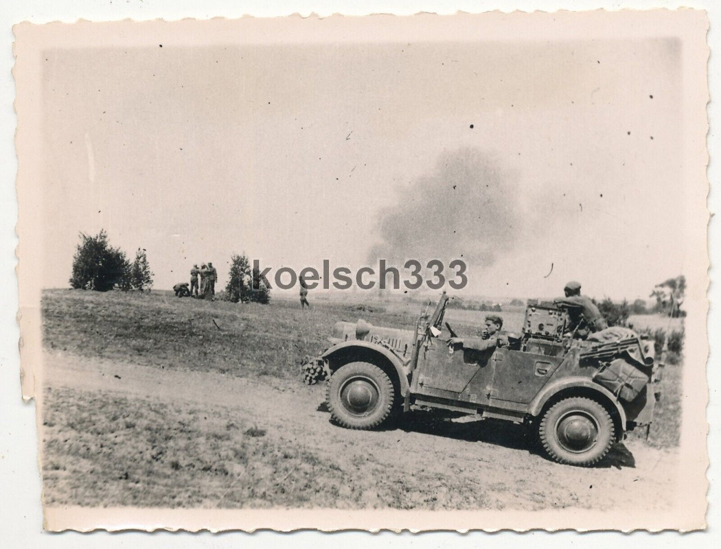 Foto Einheits PKW der Wehrmacht mit Tornister Funkgerät im Kampfgebiet im Osten