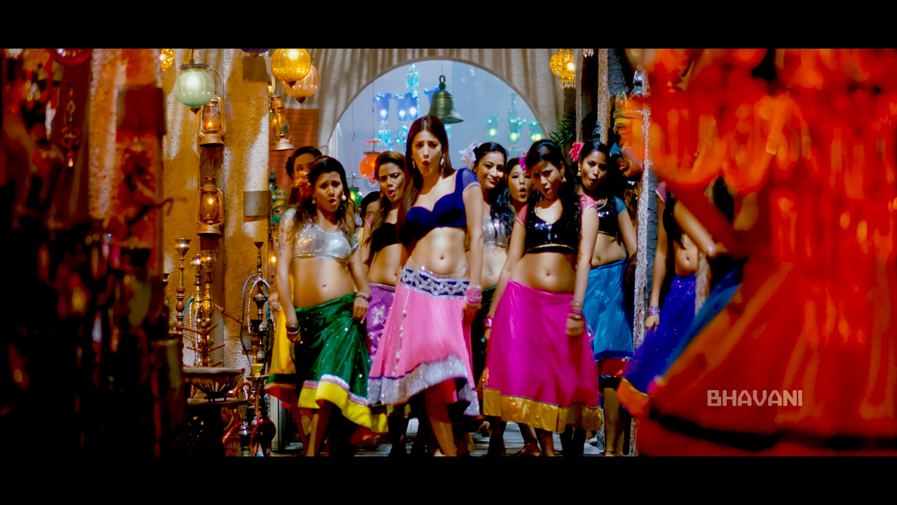 Shruti Haasan From Yevadu Hot Song 4K.mp4_snapshot_00.03.772