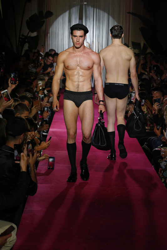 dolce-and-gabbana-summer-2019-men-naked-king-fashion-show-03