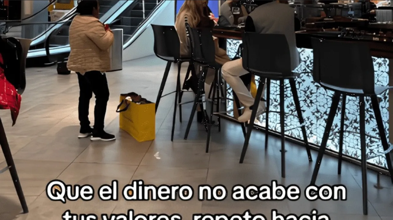 Tunden a familia por dejar parada a trabajadora doméstica mientras cenan: Video