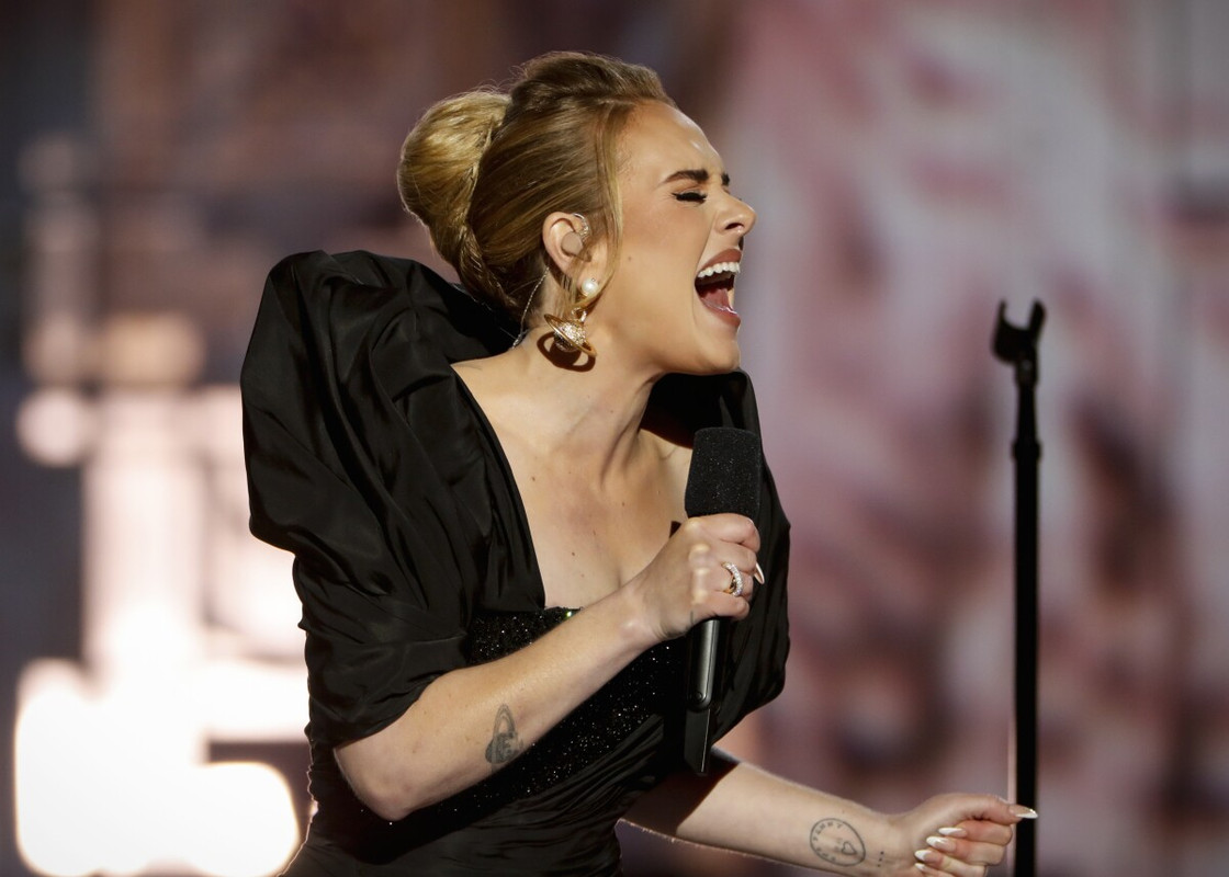 Adele conquista los Brit Awards 2022 con un elegante vestido de Armani
