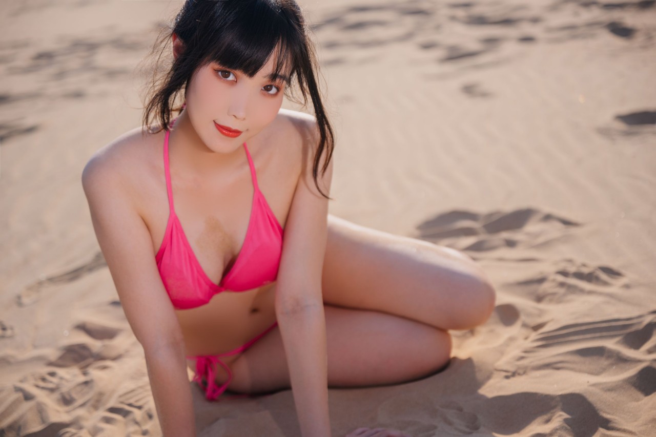 汪知子Cosplay 粉色比基尼写真，沙滩平胸少女插图5