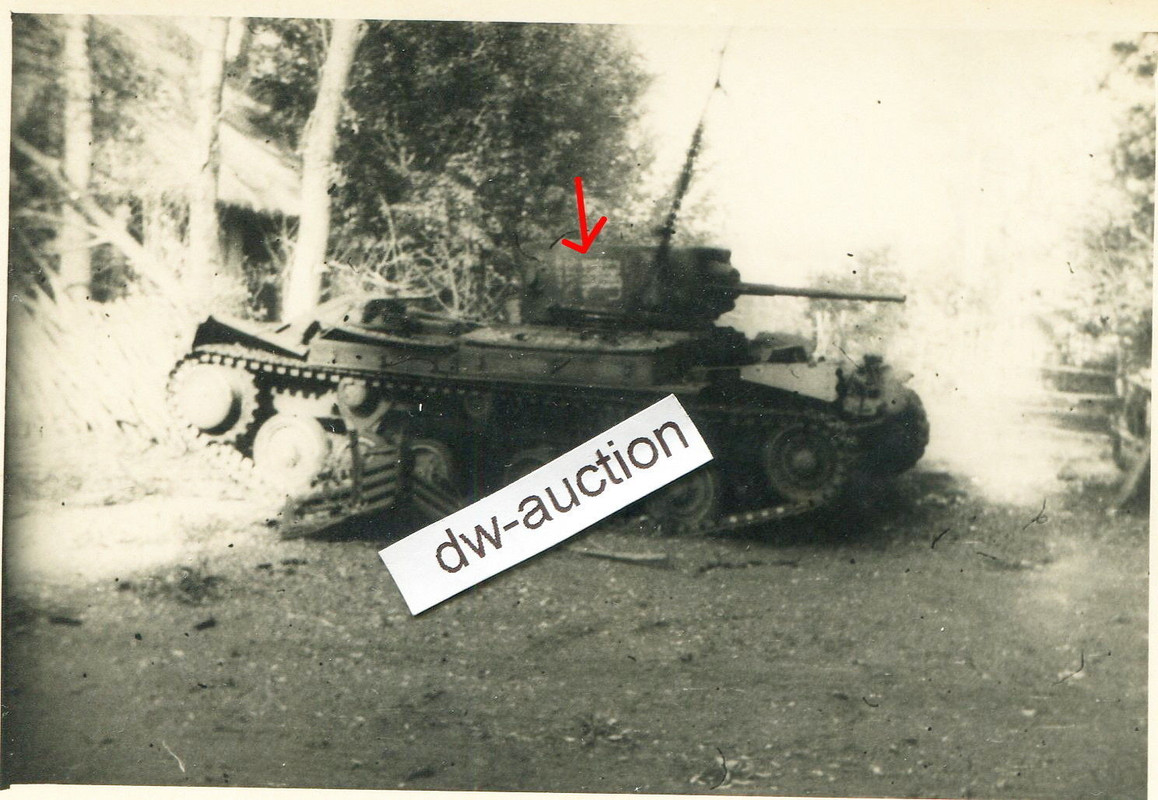 zerstörter Panzer mit Kennung auf Turm