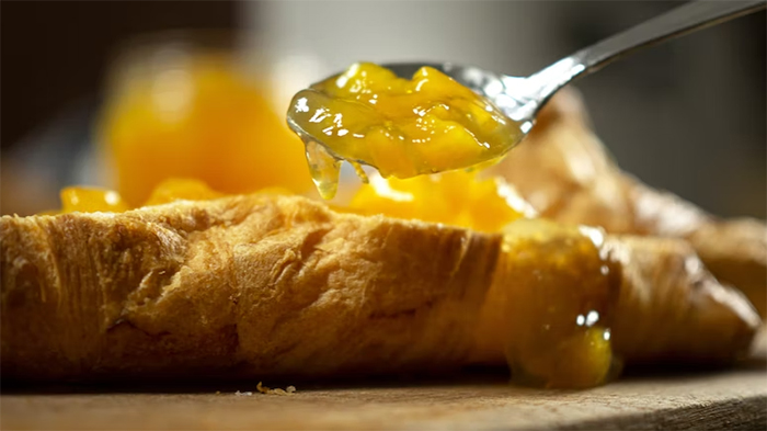 Ilustrasi kue dengan selai aprikot.