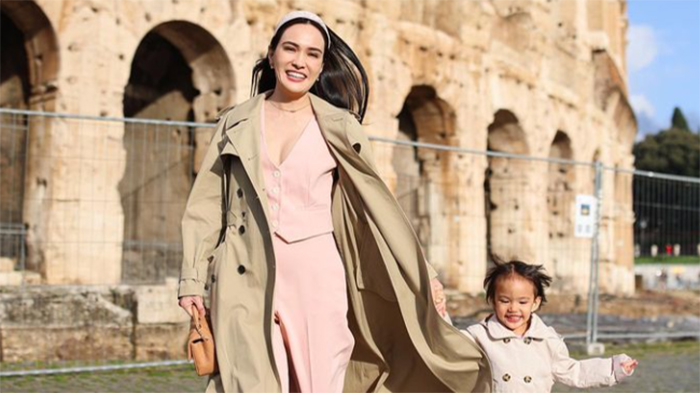 Shandy Aulia mengunjungi Colesseum.