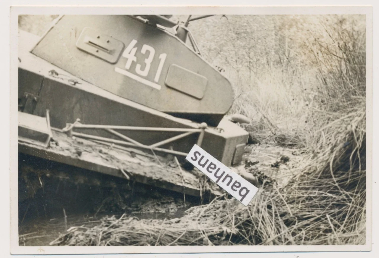 Foto aus Nachlass Panzer Abteilung 66 Panzer Tank Wasser Schlamm Fahrt (4433n)
