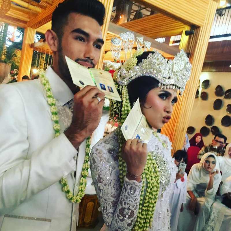 Foto pernikahan Raya dan Abid