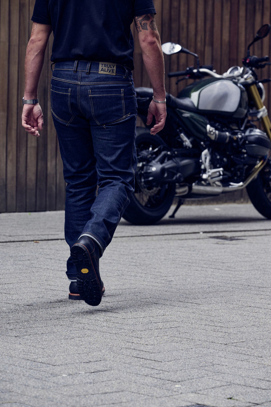 P90533871_highRes_bmw-motorrad-clothin