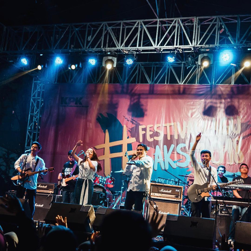 HIVI! terdiri dari 4 personel yaitu Ilham (Lead Vocal), Dea (Lead Vocal), Febri (Gitar/vocal) dan Ezra (Gitar/vocal). 