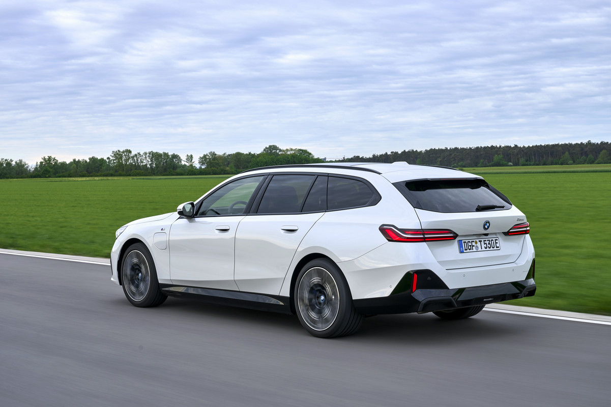 P90551896_highRes_the-new-bmw-530e-tou