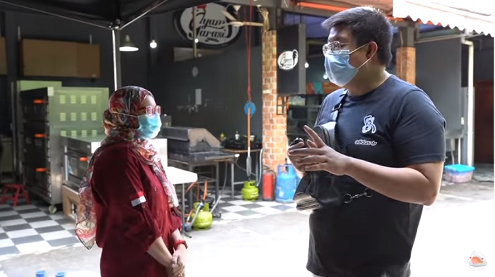 Akun Youtube Anak Kuliner saat berbincang dengan pemilik Ayam Garasi.