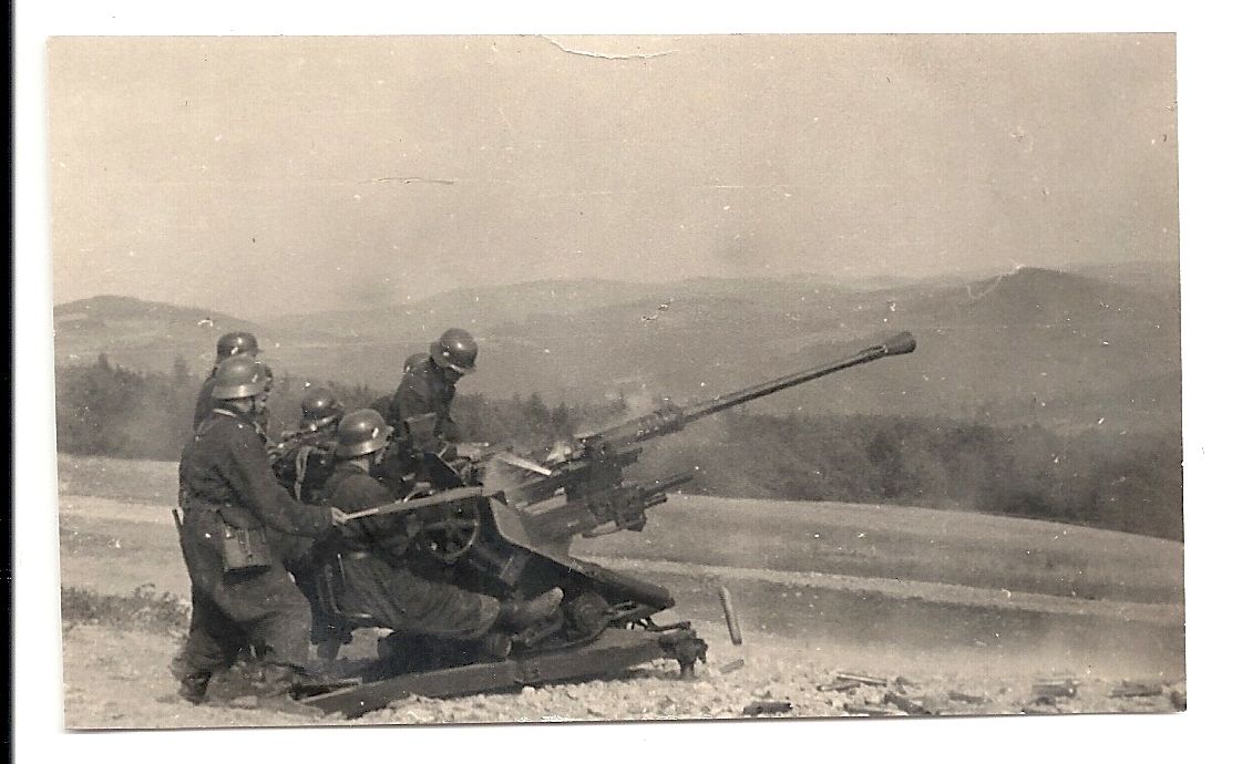 Orig.Foto Kanoniere Bedienung mit Stahlhelm Feuern mit 20 mm Flak Geschütz WW2