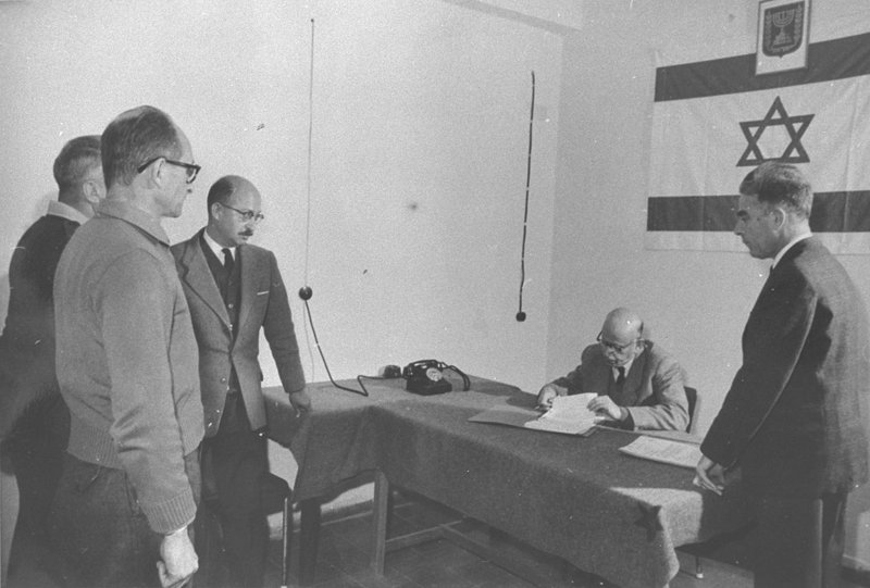 Avner Less, izquierda, en una audiencia para extender la prisión preventiva de Eichmann