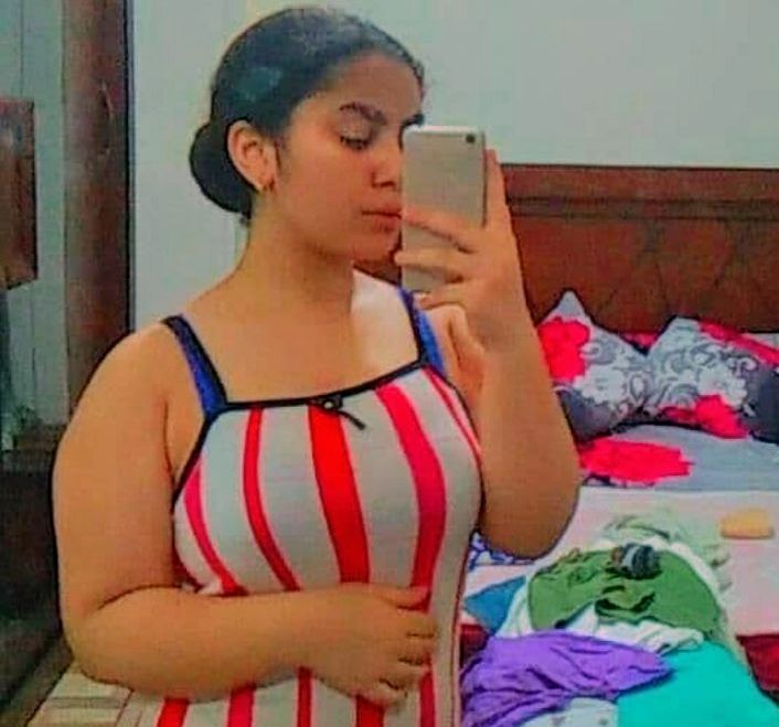 Cute indian girl big boobs mirror selfie video showing her boob