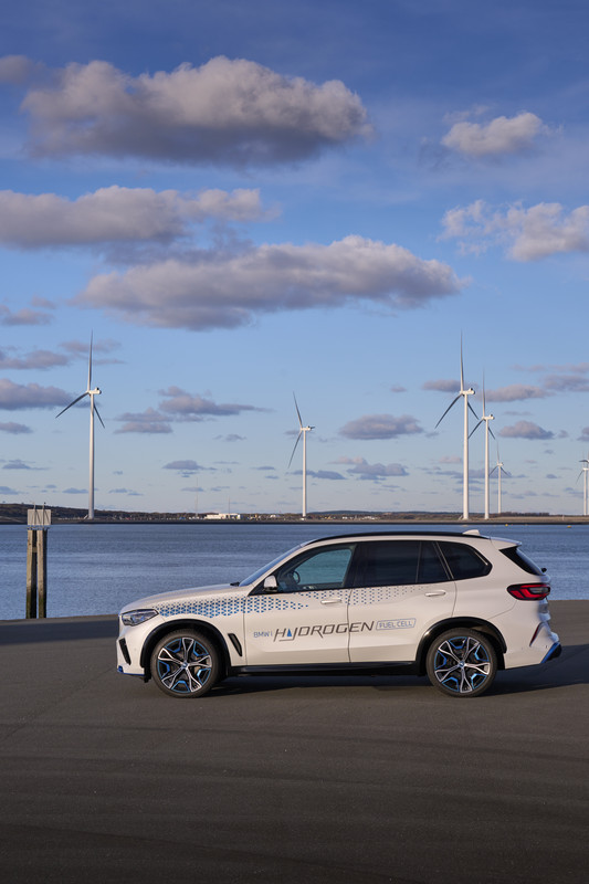 P90494394_highRes_bmw-ix5-hydrogen-on-