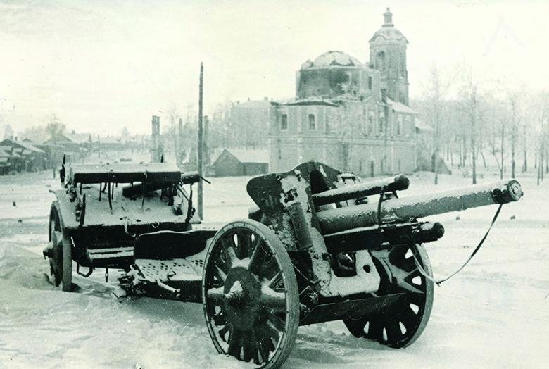 Брошенное немцами при отступлении орудие Январь 1942 г.