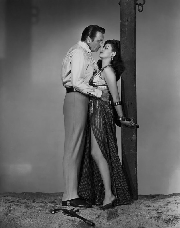 Yvonne_De_Carlo_b37
