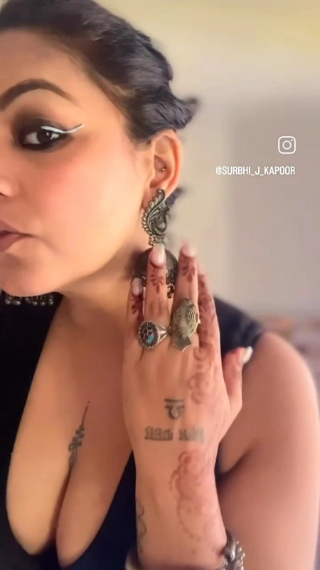 bengali lady big boobs and cleavage in black blouse and yellow saree.mp4_snapshot_00.22.582