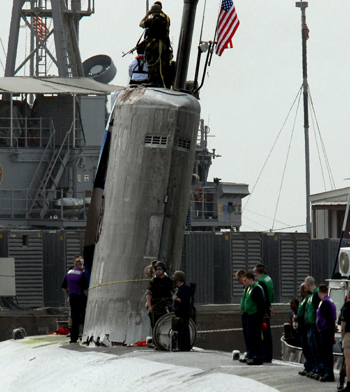 [GÉNÉRIQUE] Ce jour là...  - Page 23 USS-Hartford-SSN-768-damaged-sail