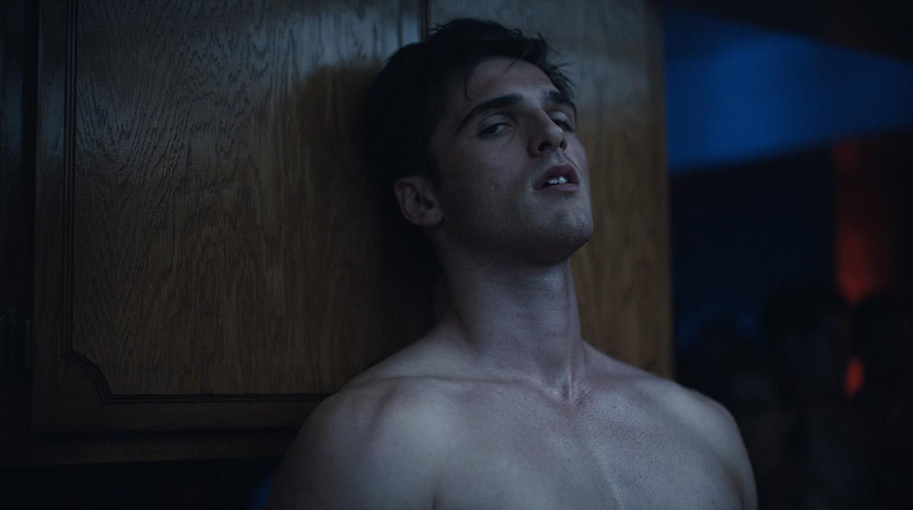 jacob-elordi-shirtless-1565111161.jpg