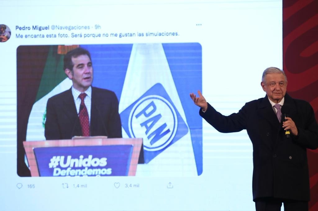 AMLO exhibe a Lorenzo Córdova en 'La Mañanera'