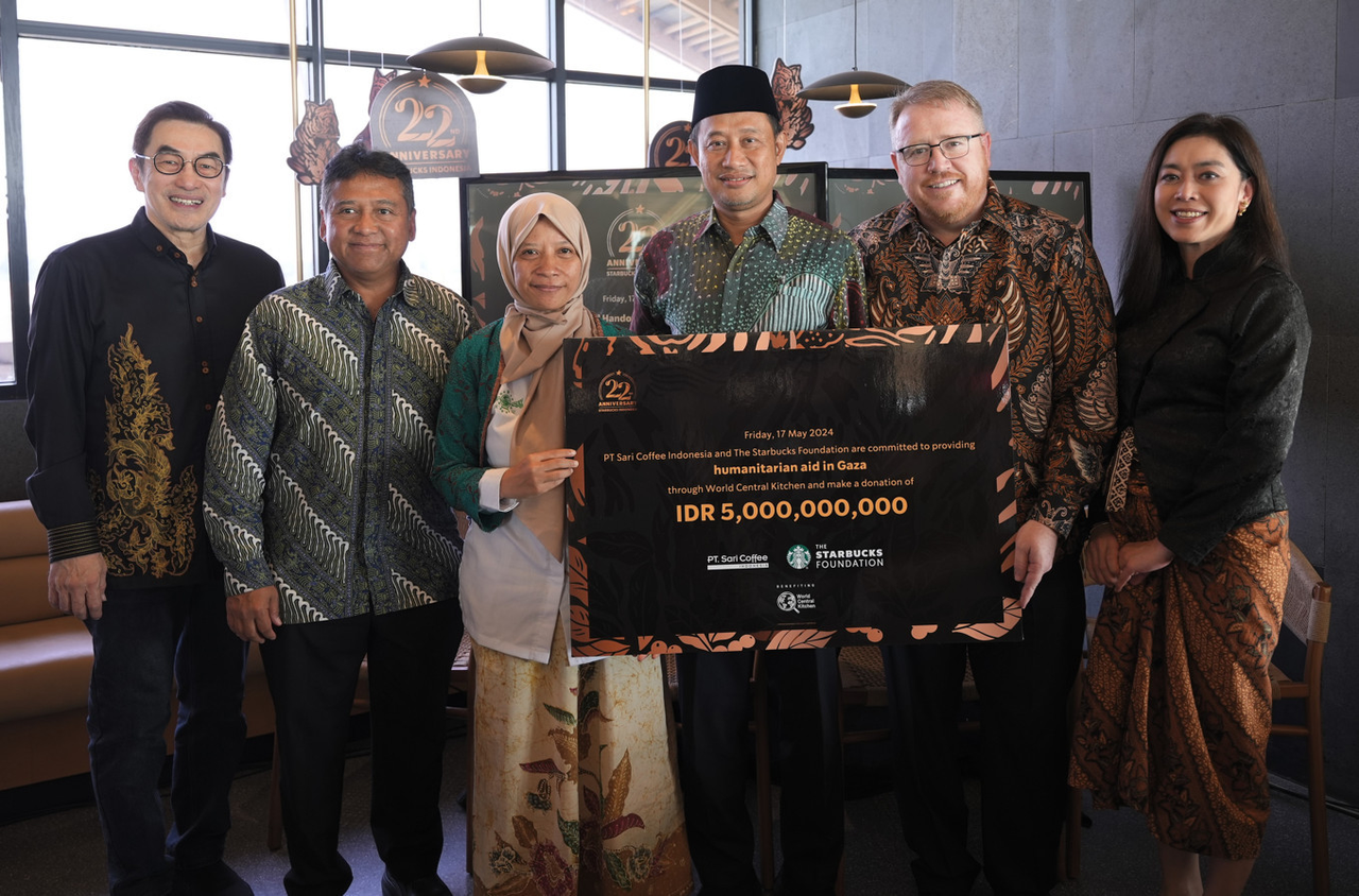Starbucks Kopi memberikan donasi