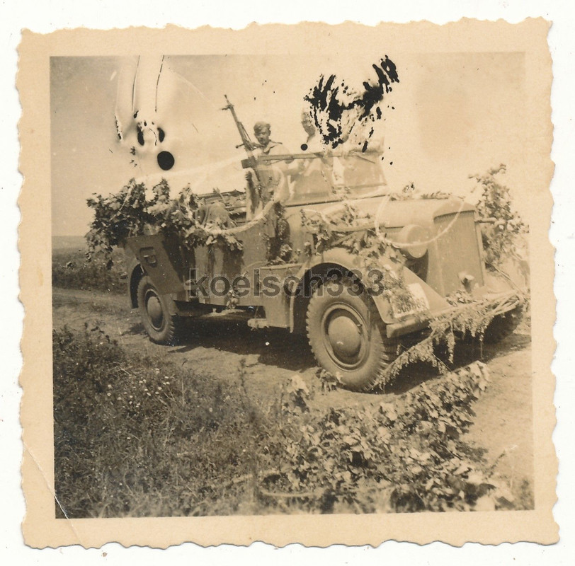 Foto Kübelwagen der Luftwaffe mit feldmäßiger Tarnung in Russlan