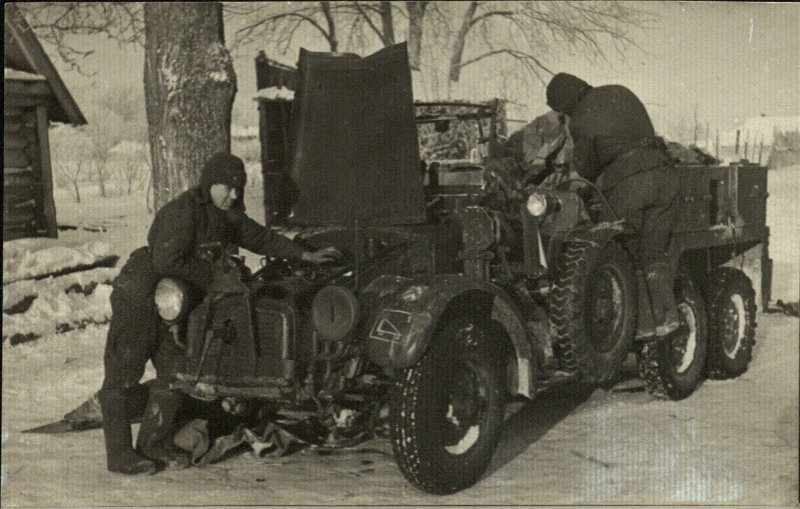г. Ржев. Трофейная техника, осваиваемая нашими солдатами.