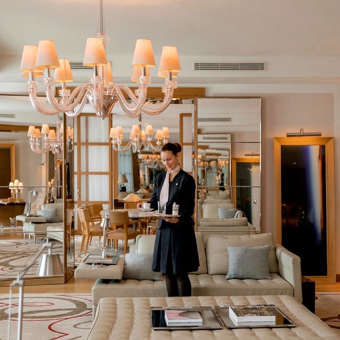 Fasilitas mewah terlihat dari interior Le Royal Monceau.