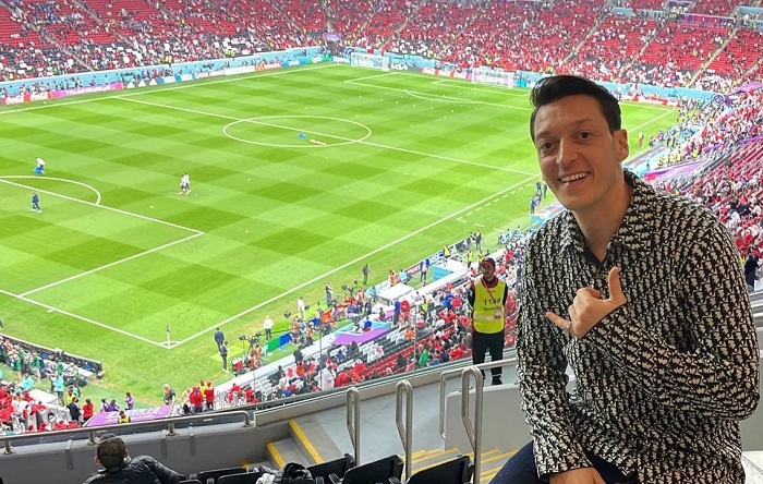 Mesut Ozil menyaksikan laga semifinal Piala Dunia 2022 antara Prancis melawan Maroko yang digelar di Stadion Al Bayt pada Kamis (15/12/2022). 