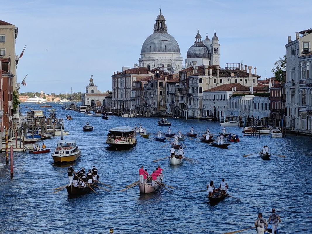 Regata Storica Venezia 2022: equipaggi e benedizione gondolini