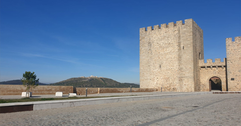 ELVAS: NOVA ILUMINAÇÃO NA PARADA DO CASTELO ELVAS: NOVA ILUMINAÇÃO NA PARADA DO CASTELO