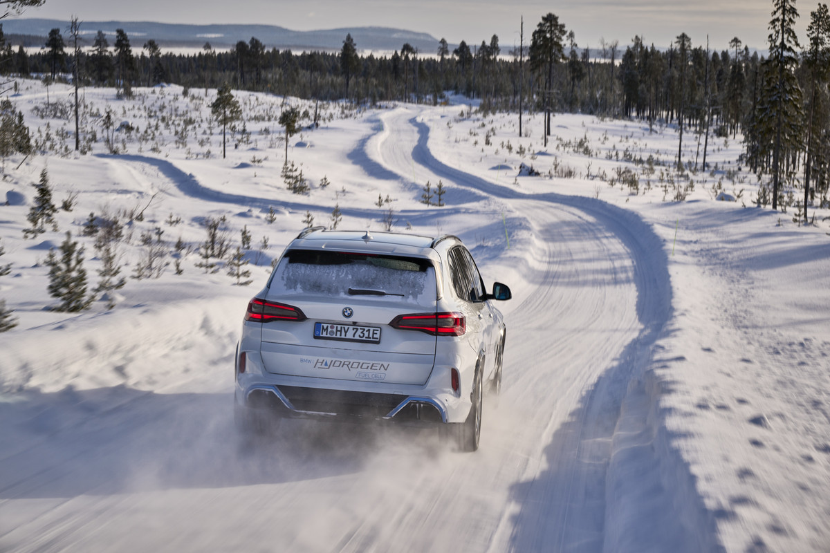 P90453429_highRes_bmw-ix5-hydrogen-win