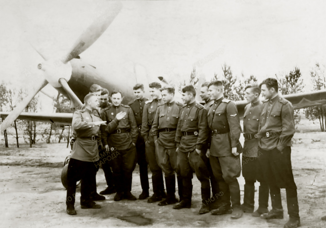 Bell-P-39-Airacobra-352IAP-273IAD-with-pilots-Belorussian-Front-1944-01