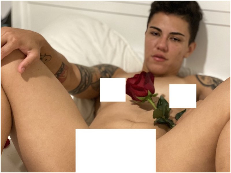 Изтекоха голи снимки на бивша шампионка на UFC