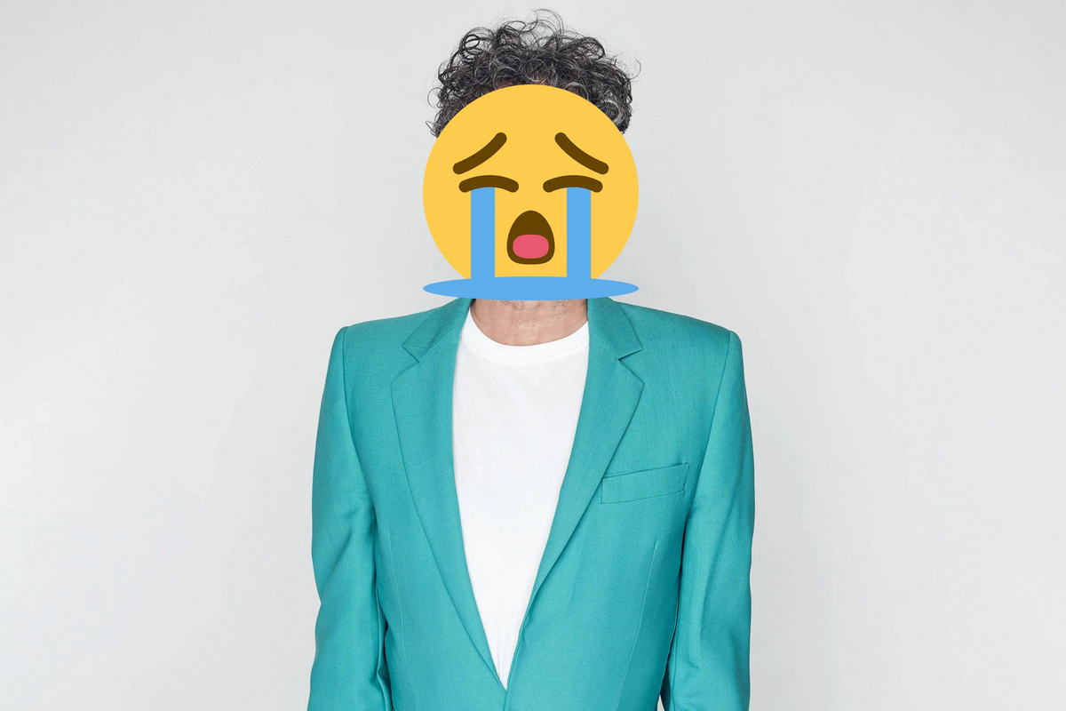 Famoso y querido cantante es tratado como perro y recibe latigazos en pleno escenario