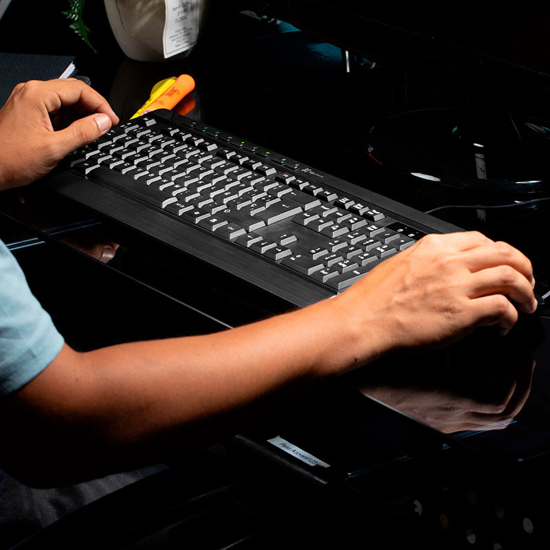 Combo de teclado y mouse KlipXtreme Multimedia con un diseño ergonómico y teclas de acceso directo.
