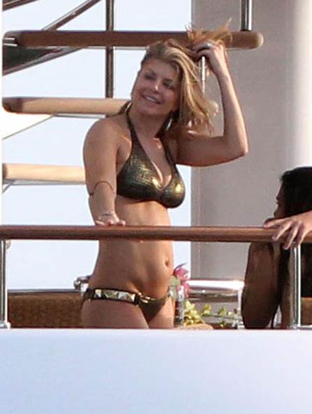 Z jej ciałem które jest zmysłowa i włosami, które są Blond bez stanika (rozmiar piersi 36C) na plaży w bikini

