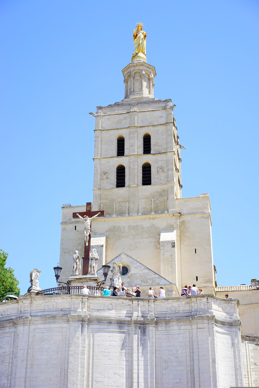 Vu de la Basilique de Notre-Dame des Doms et du Palais des Papes depuis la place du Palais