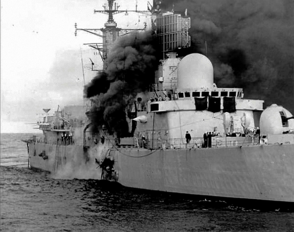 HMS Sheffield (D.80) пожар после попадания аргентинской ракеты, 4 мая 1982-3
