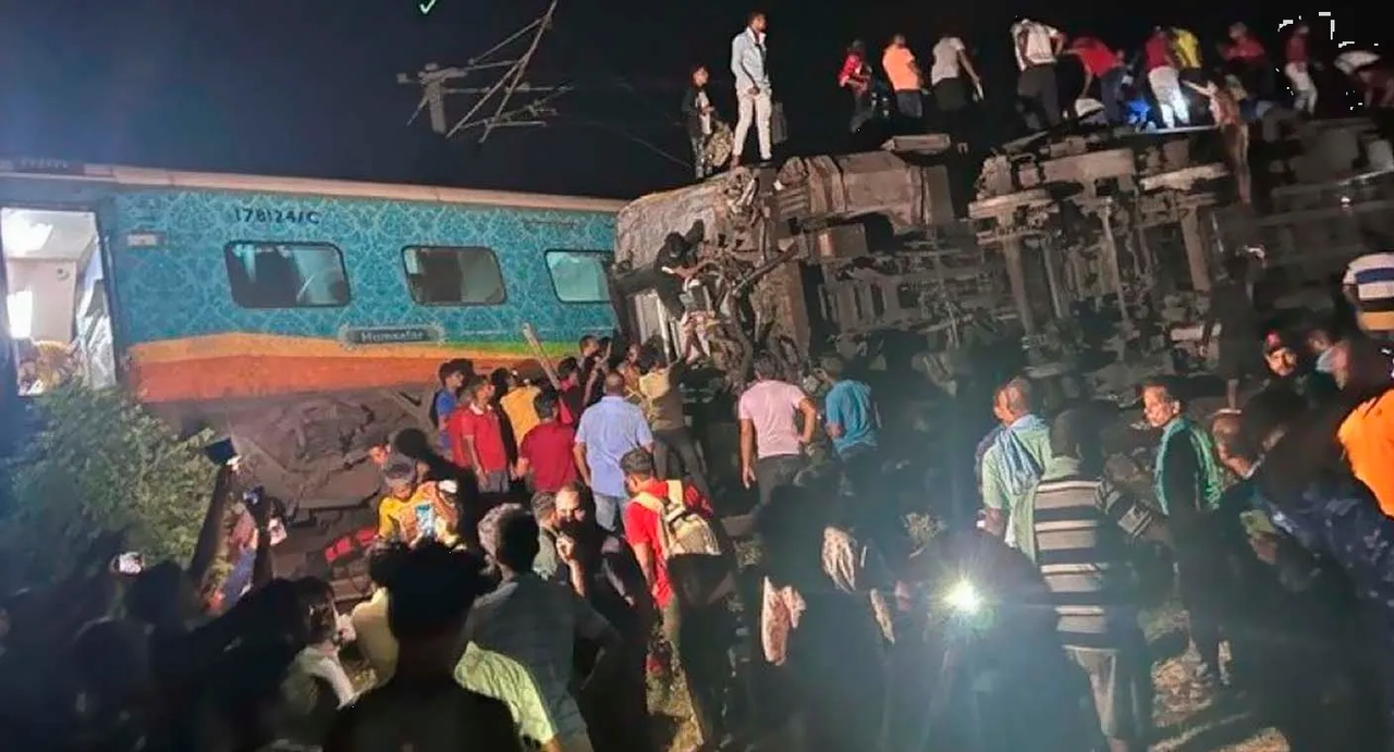 Trágico accidente de tren en la India deja 50 muertos y más de 300 heridos