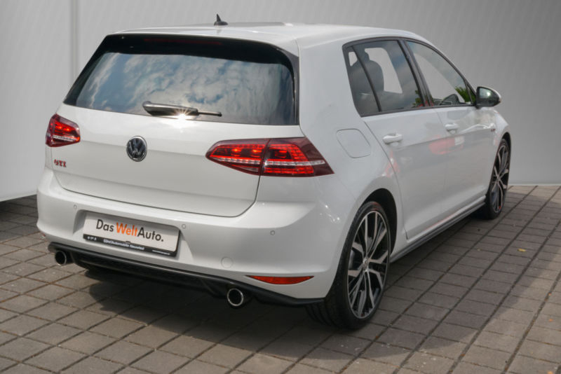 VW Golf GTI Perf 2