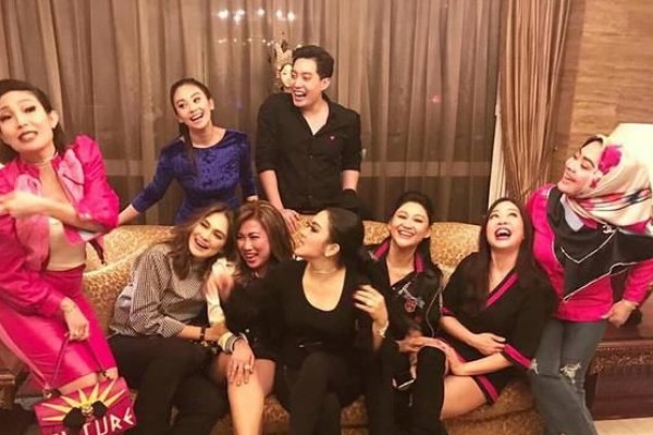 Potret kebersamaan Syahrini dan Luna Maya