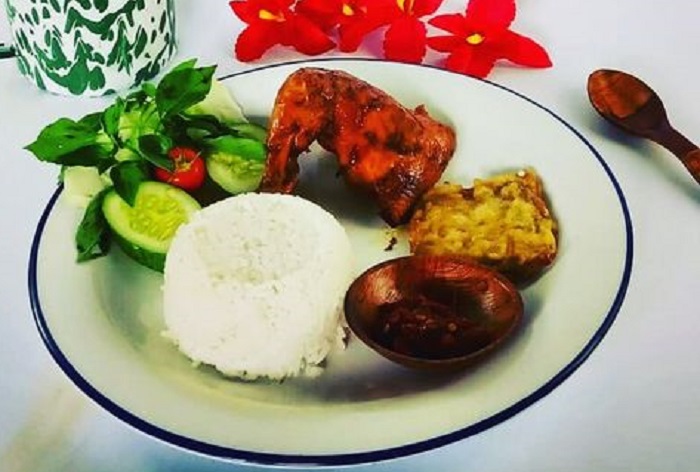 Ayam Bakar Bu Aminto, rekomendasi tempat makan siang enak di Jogja. Lokasinya dekat hotel hingga tempat sewa motor.